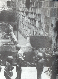 Die Westmauer kurz bevor israelische Fallschirmjaeger den Platz betreten werden.