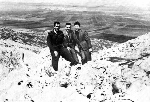 Eli Cohen (Mitte) mit syrischen Freunden in den Golanhöhen. Zivilisten war es eigentlich nicht gestattet, den Golanzu besuchen. 