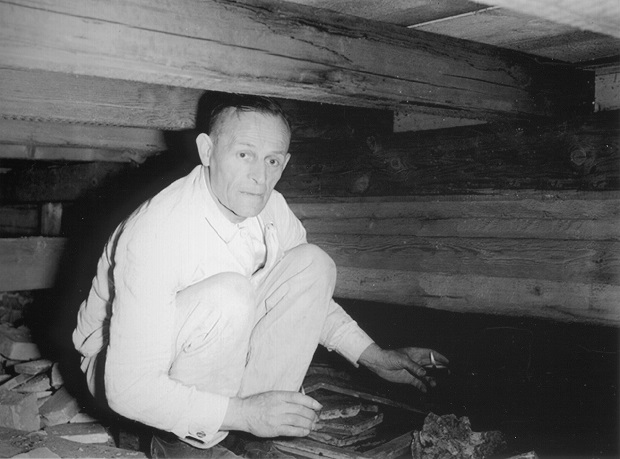 Der Kriminalbeamte Georg Kerling leuchtet mit einem Teelicht den Tatort aus. Foto: US National Archives and Records Administration